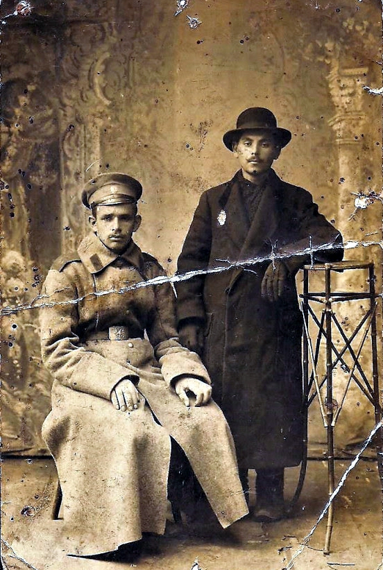Israel Lapin en 1914 con un compañero de unidad durante el reclutamiento (él vestido sin uniforme).