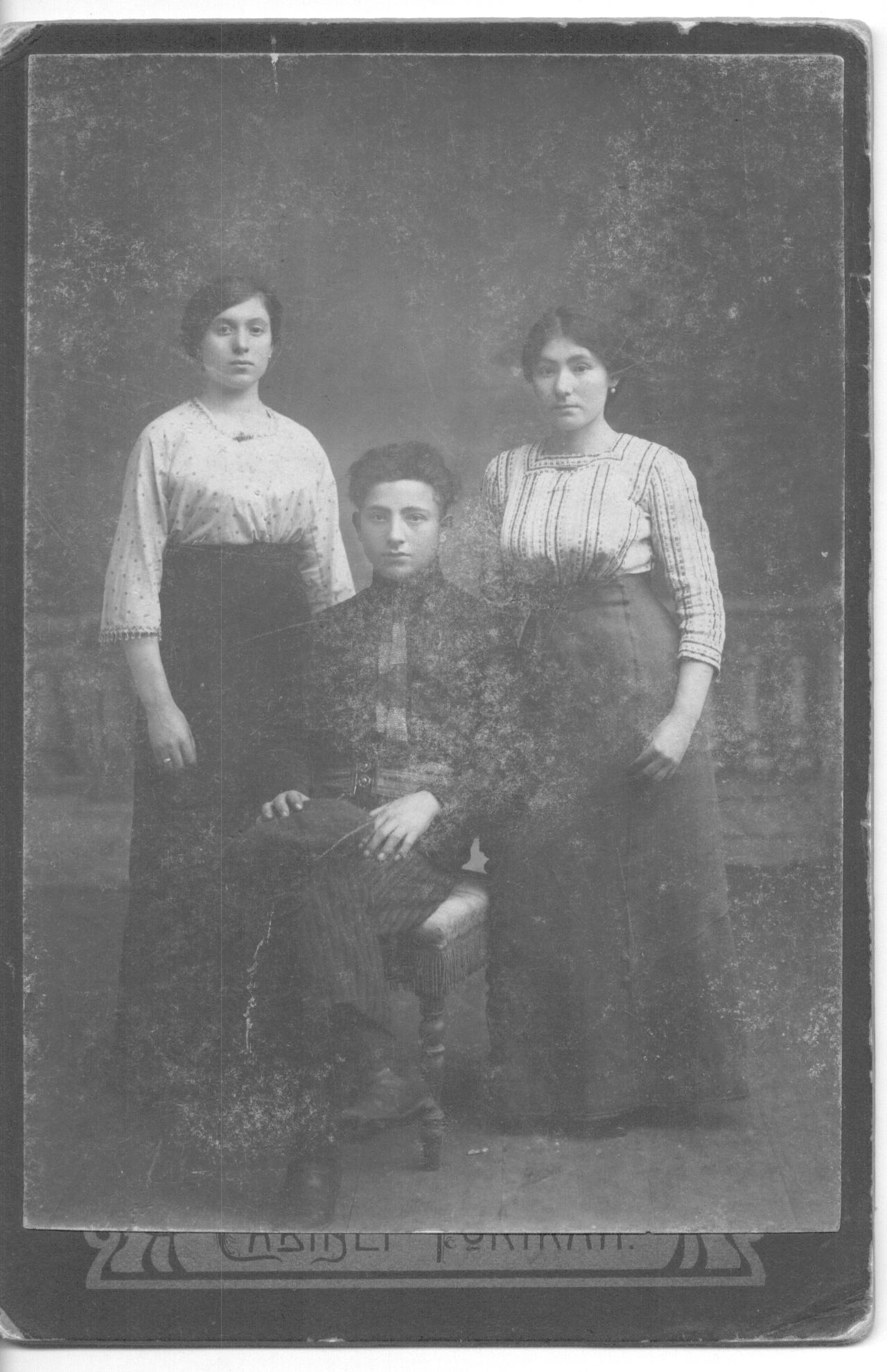 Mi abuela Bunia con otros parientes, 1910
