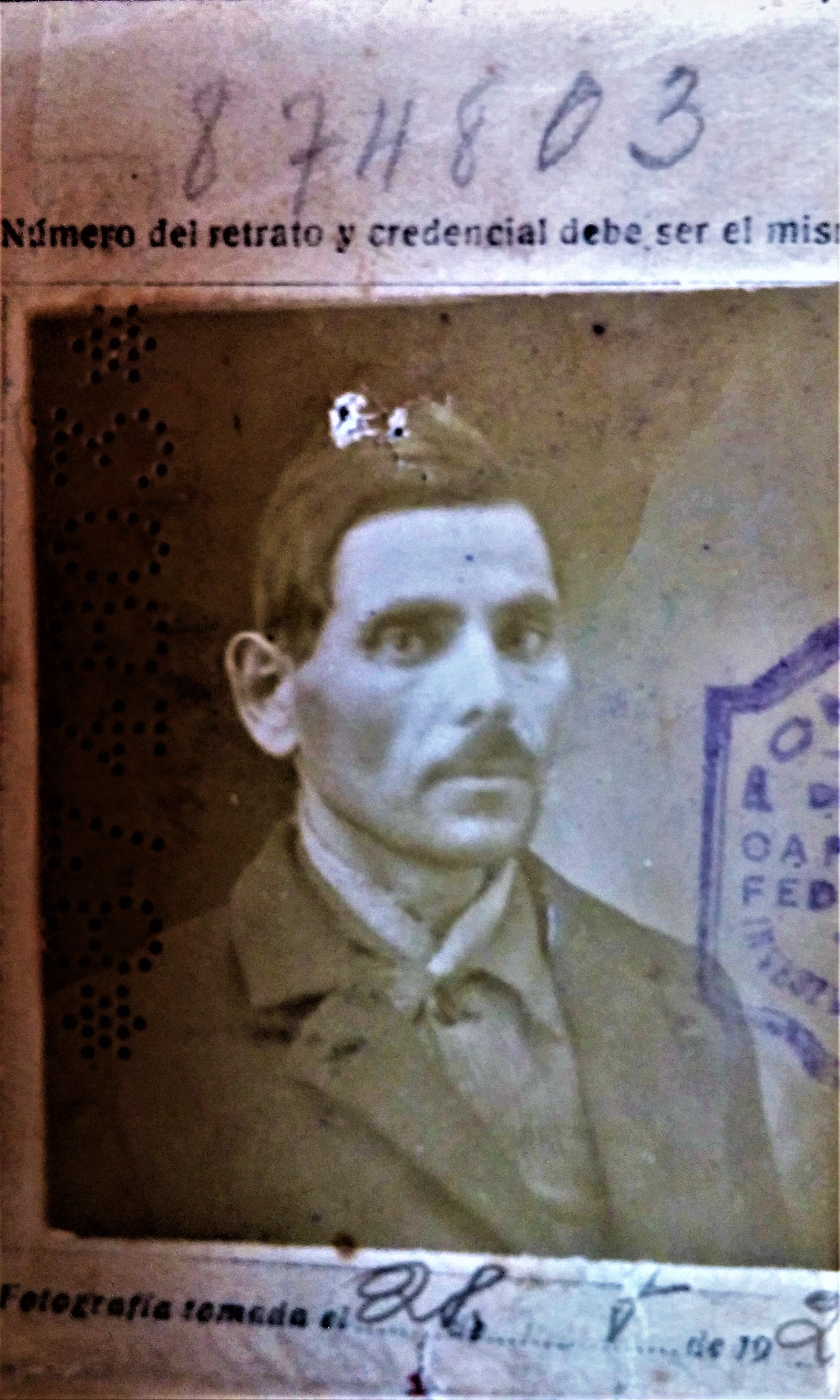 Foto de su cédula argentina de 1925. Se pueden ver aún en su rostro las marcas del horror vivido en 8 años de guerras.