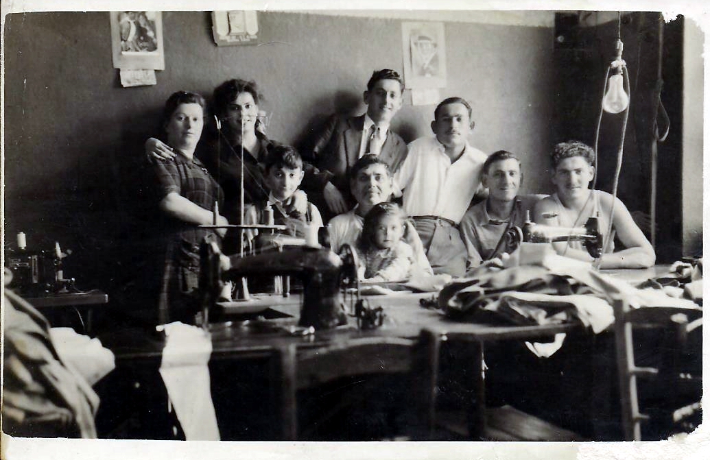 Foto de Israel en su taller en el conventillo de Aguirre 940, Ciudad de Buenos Aires, rodeado de hijos y máquinas de coser.
