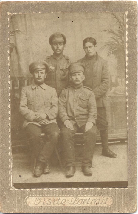 Israel (parado a la izquierda) con tres compañeros "frontoviks"-combatientes del frente- durante la primera Guerra Mundial.