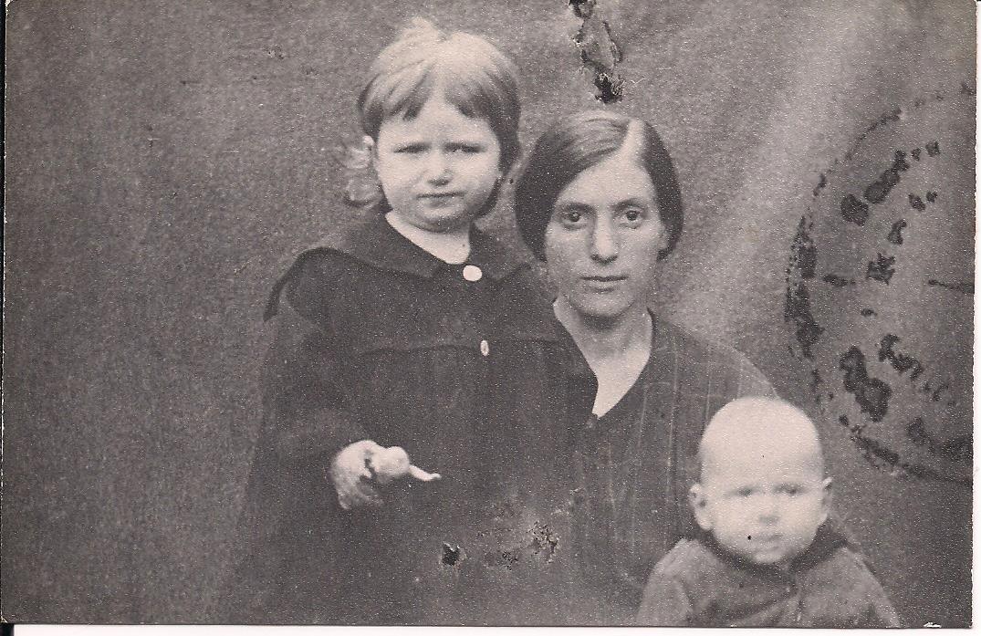 Mi abuela Bunia con sus hijos Berta y Benjamín; esta foto unida a algún papel fue la foto de "pasaporte" para subie al barco en Cherburgo.